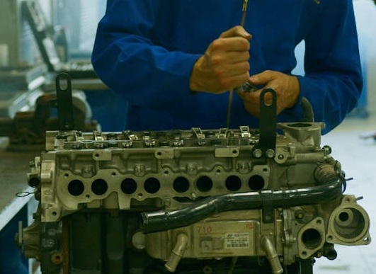 Meccanico Automultiservice al lavoro su un motore