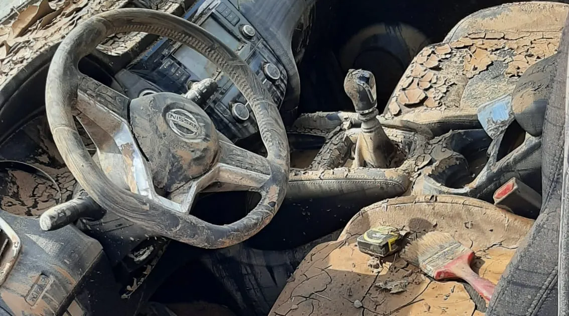 services-03 Interni di auto alluvionata pieni di fango acquistata da Automultiservice